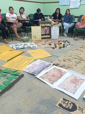 Acadêmicos do curso de Licenciatura em Pedagogia do Centro de Estudos Superiores de Tabatinga da Universidade do Estado do Amazonas (Cestb/UEA) realizaram, no mês de abril, uma série de atividades pedagógicas nas redes estaduais e municipais de Tabatinga. Intitulada “Abril Indígena: além do cocar e do dia 19 de abril”, a ação tem como objetivo desconstruir a visão estereotipada que ainda persiste sobre os povos indígenas e incentivar a reflexão para além das comemorações pontuais do mês.