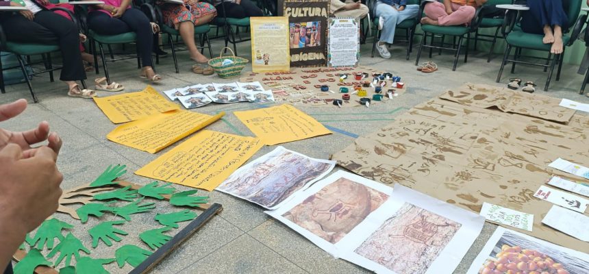 Acadêmicos do curso de Licenciatura em Pedagogia do Centro de Estudos Superiores de Tabatinga da Universidade do Estado do Amazonas (Cestb/UEA) realizaram, no mês de abril, uma série de atividades pedagógicas nas redes estaduais e municipais de Tabatinga. Intitulada “Abril Indígena: além do cocar e do dia 19 de abril”, a ação tem como objetivo desconstruir a visão estereotipada que ainda persiste sobre os povos indígenas e incentivar a reflexão para além das comemorações pontuais do mês.