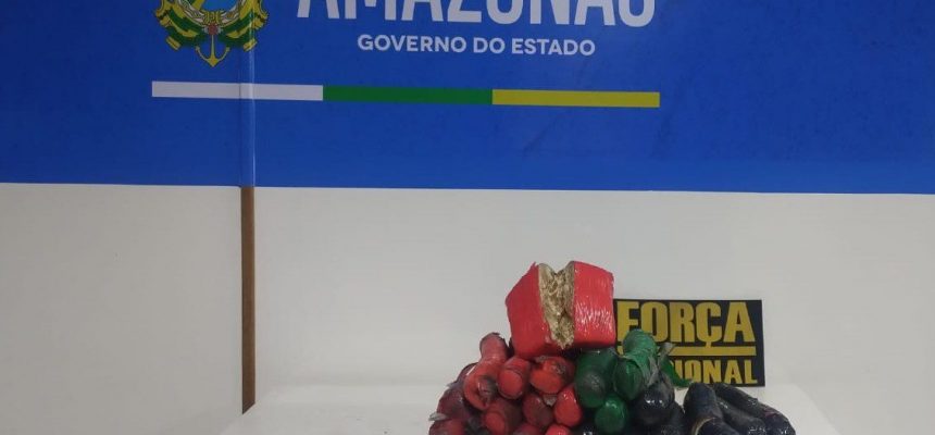 A Polícia Militar do Amazonas (PMAM) em operação na Base Arpão 3, apreendeu mais de oito quilos de pasta-base de cocaína. A droga estava escondida no assento de uma moto, transportada em uma embarcação oriunda de Tabatinga. O responsável pelo envio do veículo não foi localizado no transporte fluvial, mas já está identificado pela polícia.